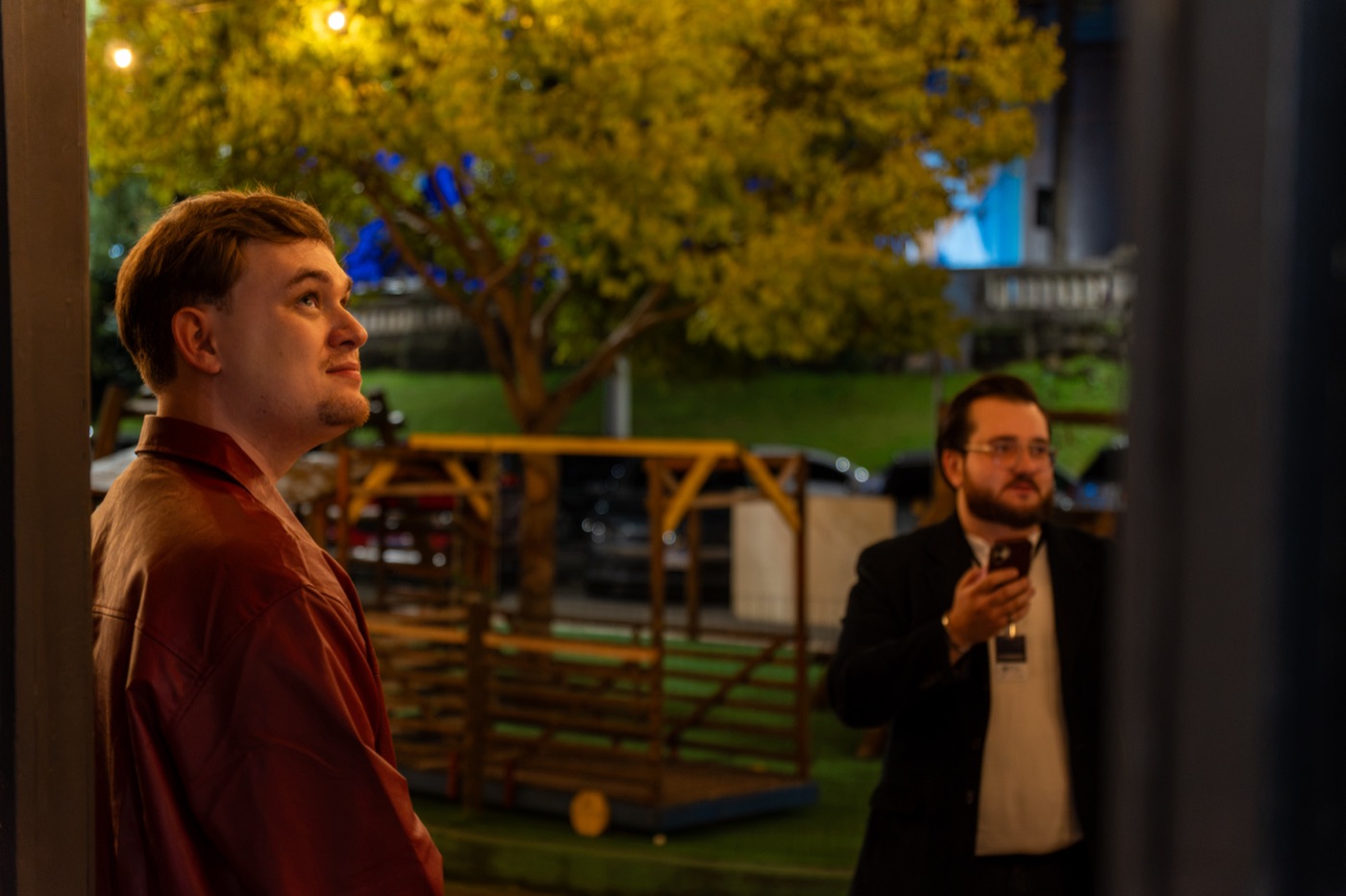 O fotógrafo Anthony Buqui observa uma das obras da exposição Cidade, Cor e Ambiente durante a abertura na Galeria Estação da Arte, em Passo Fundo.