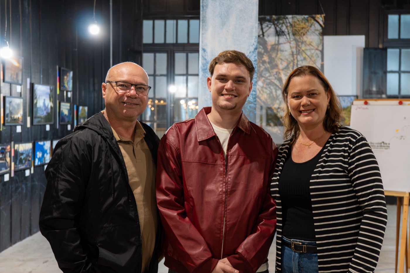 Anthony Buqui posa com familiares durante a abertura da exposição Cidade, Cor e Ambiente na Galeria Estação da Arte, em Passo Fundo.