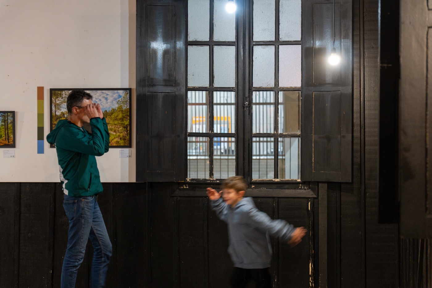 Visitantes na Galeria Estação da Arte durante a abertura da exposição Cidade, Cor e Ambiente, em Passo Fundo.