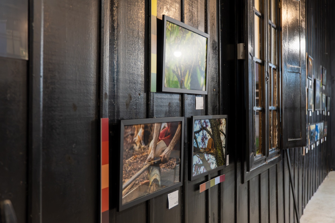 Público durante a abertura da exposição Cidade, Cor e Ambiente na Galeria Estação da Arte (Gare), em Passo Fundo.