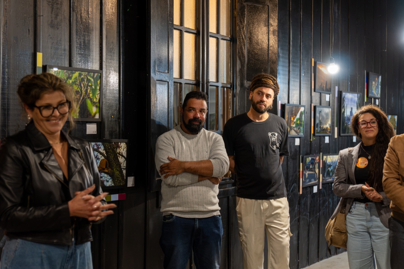 Lindiara Paz, coordenadora da Galeria Estação da Arte, fala ao público durante a abertura da exposição Cidade, Cor e Ambiente, em Passo Fundo.